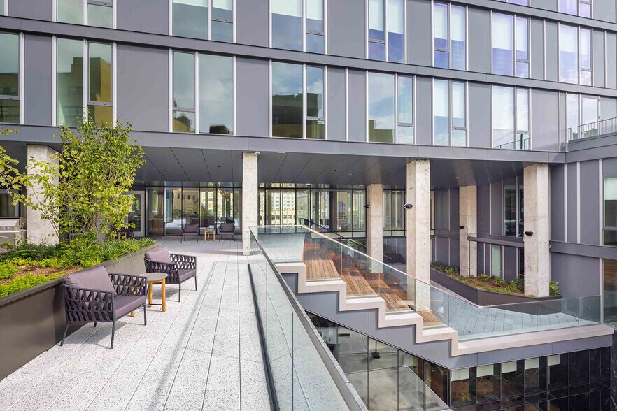 163-05 Archer Ave, Jamaica, NY à louer - Photo du bâtiment - Image 3 de 9