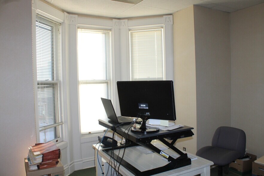 215 Fulton St, Geneva, IL à louer - Photo intérieure - Image 2 de 14