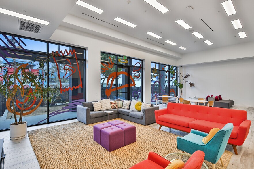 5242 W Adams Blvd, Los Angeles, CA à louer - Photo du bâtiment - Image 2 de 12