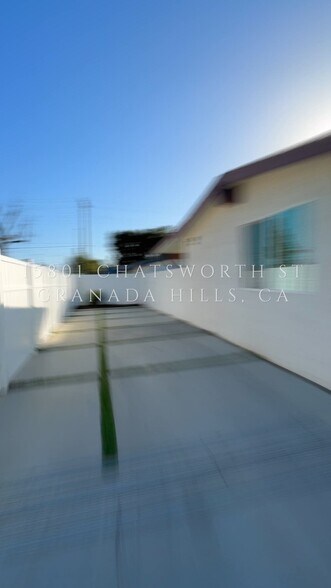 15801 Chatsworth St, Granada Hills, CA à vendre - Vidéo sur l’inscription commerciale - Image 2 de 45