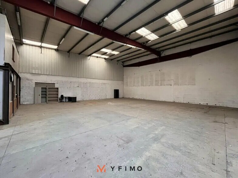 Flex in Les Mureaux for lease - Interior Photo - Image 2 of 5