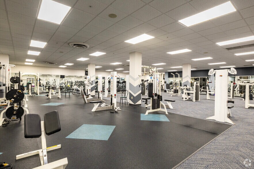 5701 E Hillsborough Ave, Tampa, FL à louer - Photo intérieure - Image 2 de 23