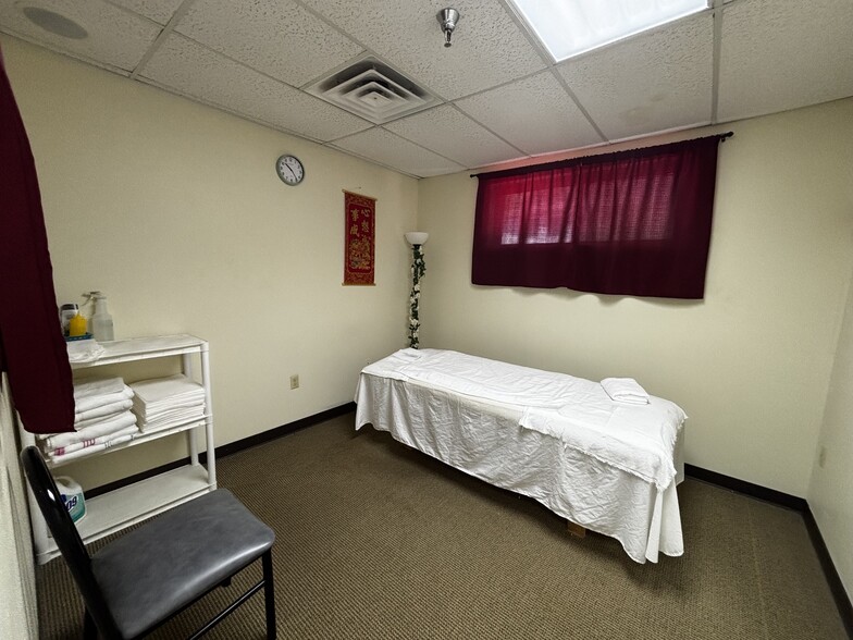 5110-5118 S 108th St, Hales Corners, WI for lease - Building Photo - Image 3 of 10