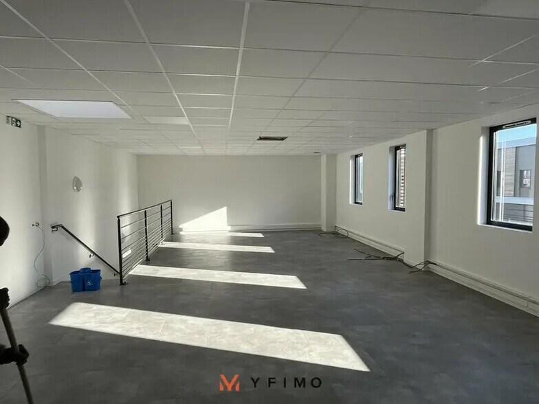 Flex in Les Mureaux for lease - Interior Photo - Image 3 of 7