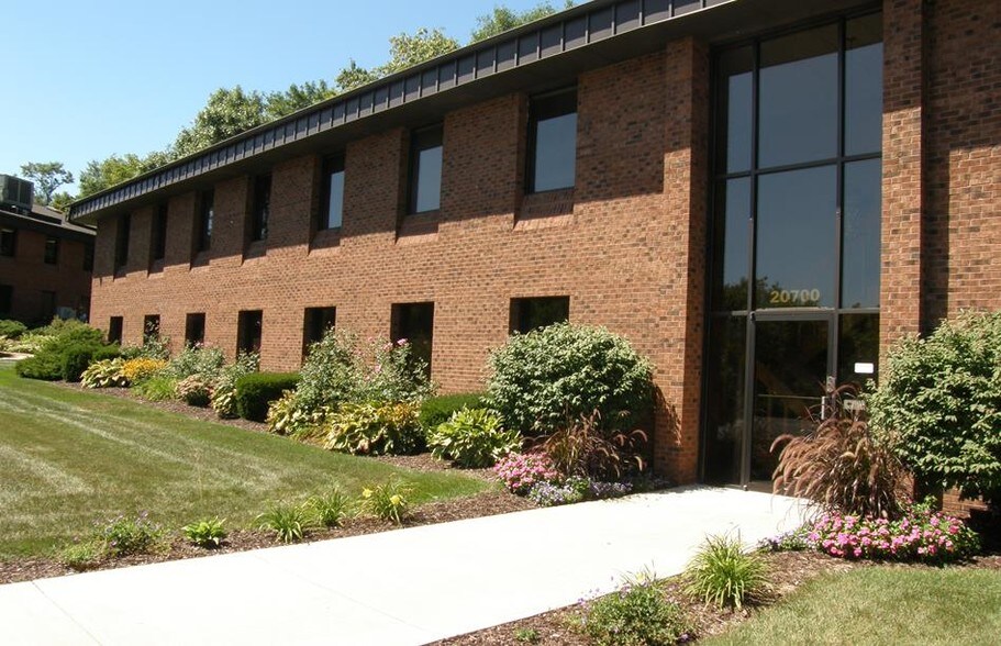 20700 Watertown Rd, Waukesha, WI à louer - Photo du bâtiment - Image 2 de 7