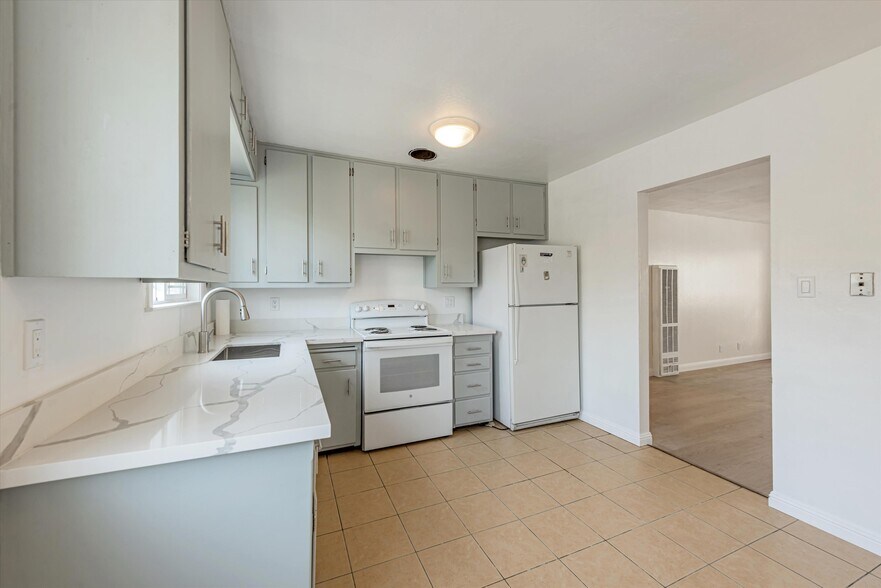 3404 School St, Oakland, CA for sale - Interior Photo - Image 2 of 48