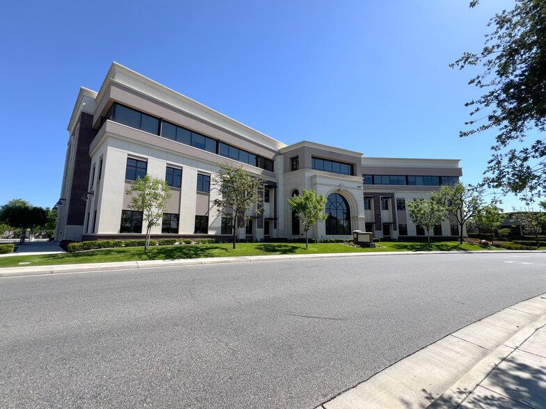 11117 River Run Blvd, Bakersfield, CA à louer - Photo du bâtiment - Image 2 de 12