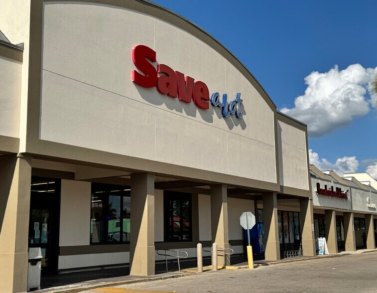 4901 Palm Beach Blvd, Fort Myers, FL à louer - Photo du bâtiment - Image 3 de 10