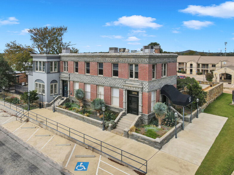 601 Bessemer Ave, Llano, TX à vendre - Photo du bâtiment - Image 3 de 37