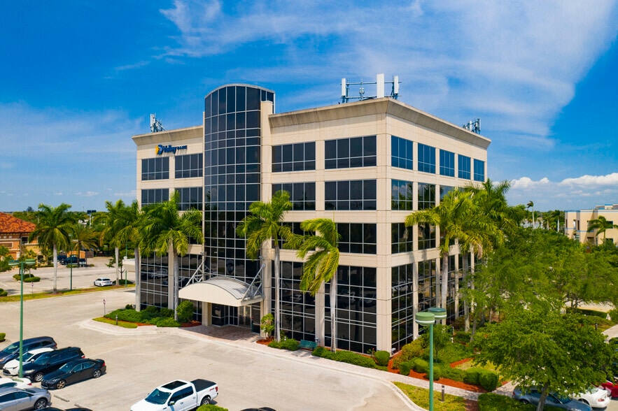 5220 Summerlin Commons Blvd, Fort Myers, FL à louer - Photo du bâtiment - Image 2 de 18