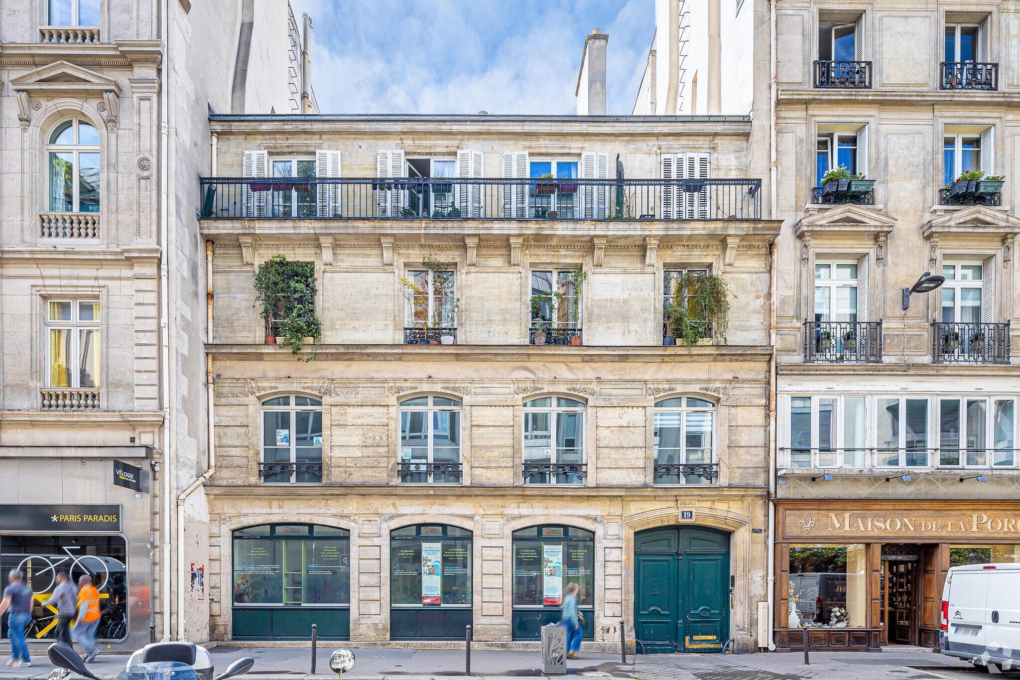 Rue De Paradis, Paris for lease Primary Photo- Image 1 of 3
