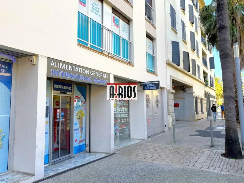 Commerce de détail dans Hyères à vendre Photo du bâtiment- Image 1 de 8