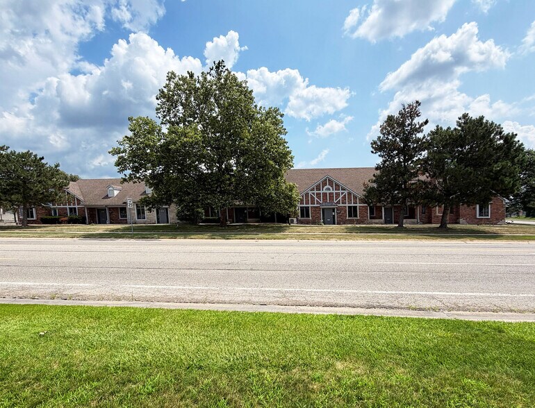 130 Hampton Cir, Rochester Hills, MI à vendre - Photo du bâtiment - Image 1 de 9