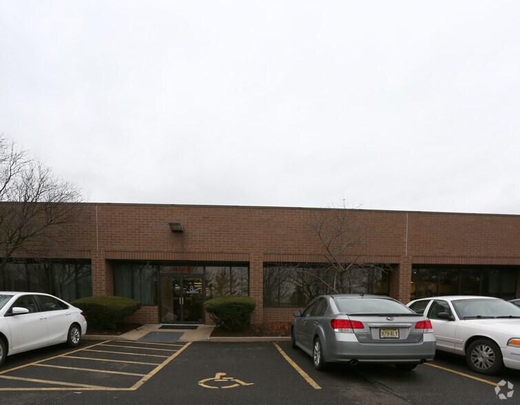 3930 Commerce Ave, Willow Grove, PA à louer - Photo du bâtiment - Image 2 de 4