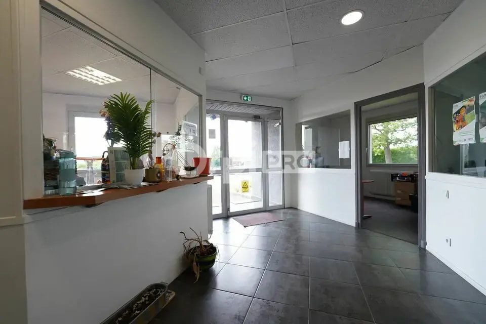 Office in Rillieux-la-Pape for lease Interior Photo- Image 1 of 11