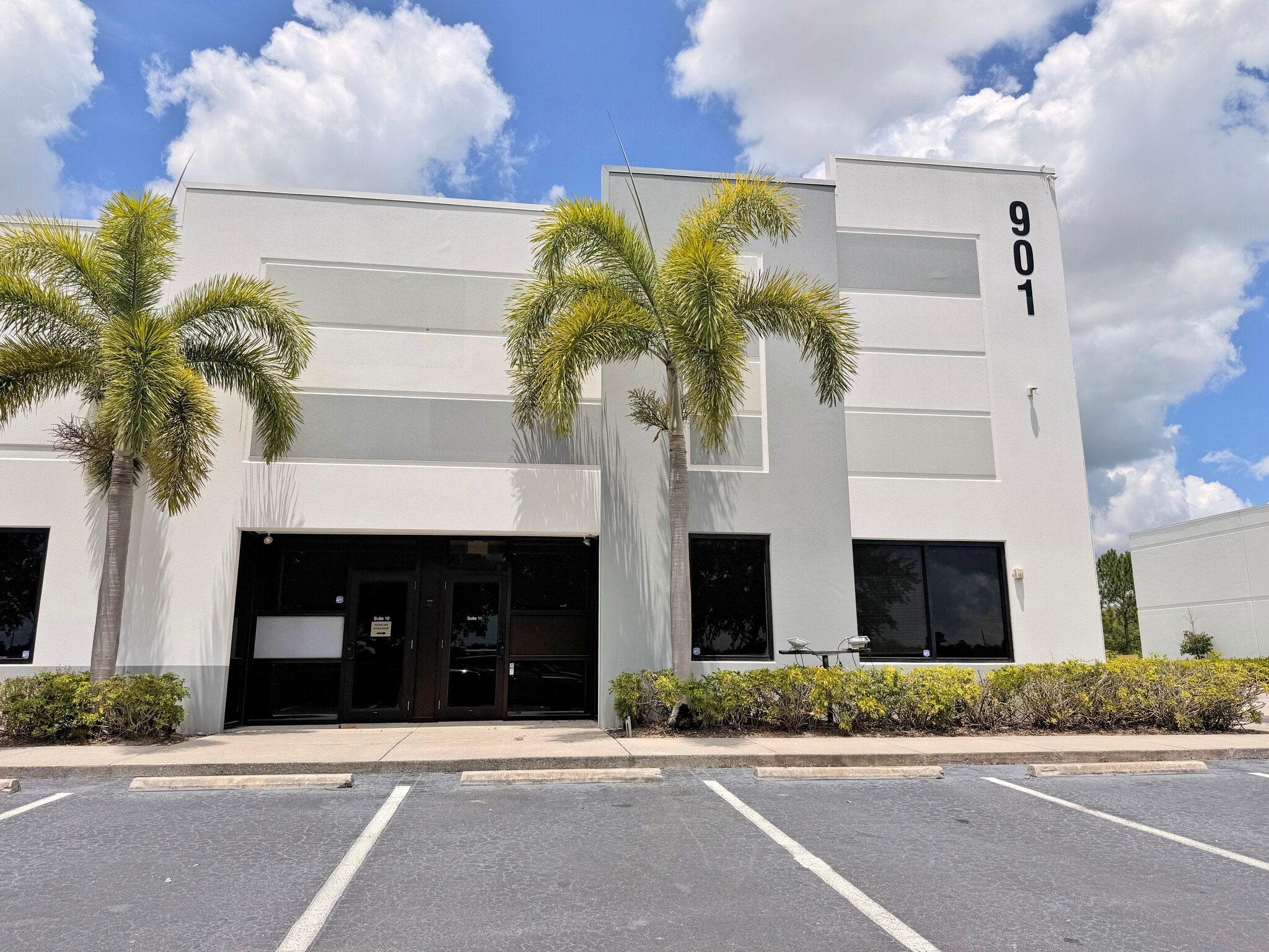 911 E Industrial Cir, Cape Coral, FL for lease Interior Photo- Image 1 of 1