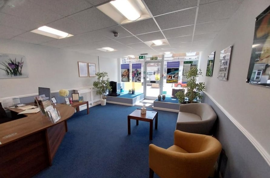 56-56B Goring Rd, Worthing à vendre - Photo principale - Image 2 de 5