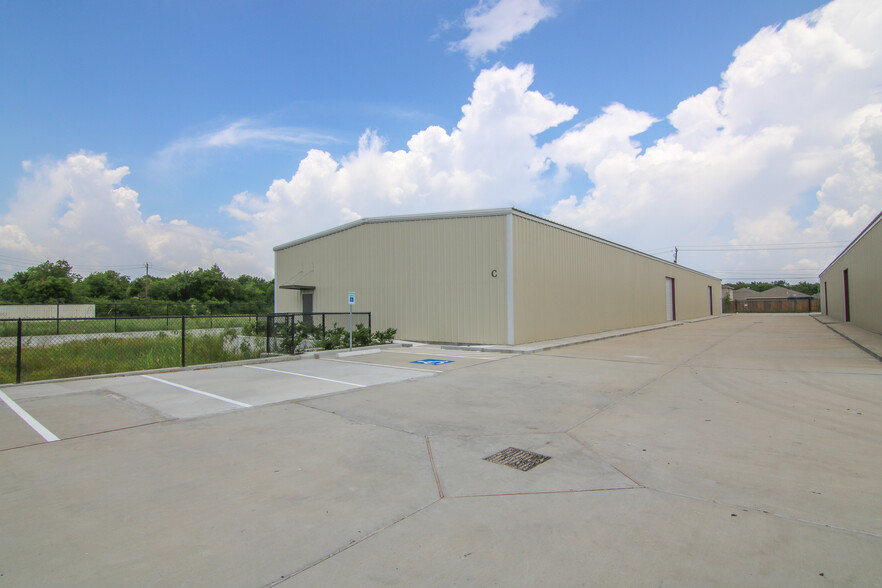 8051 S Sam Houston Pky E, Houston, TX for lease - Building Photo - Image 1 of 45