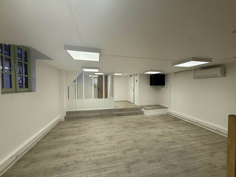 Office in Rouen for lease - Interior Photo - Image 3 of 5