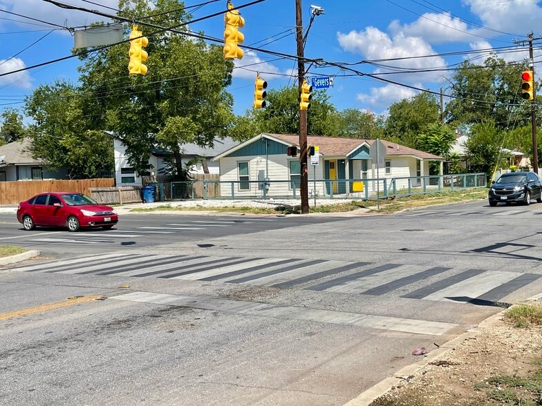 629 S Gevers St, San Antonio, TX à vendre - Photo du bâtiment - Image 3 de 17