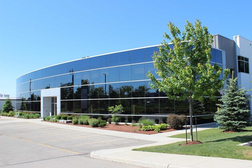 609 Kumpf Dr, Waterloo, ON à louer - Photo du bâtiment - Image 2 de 7