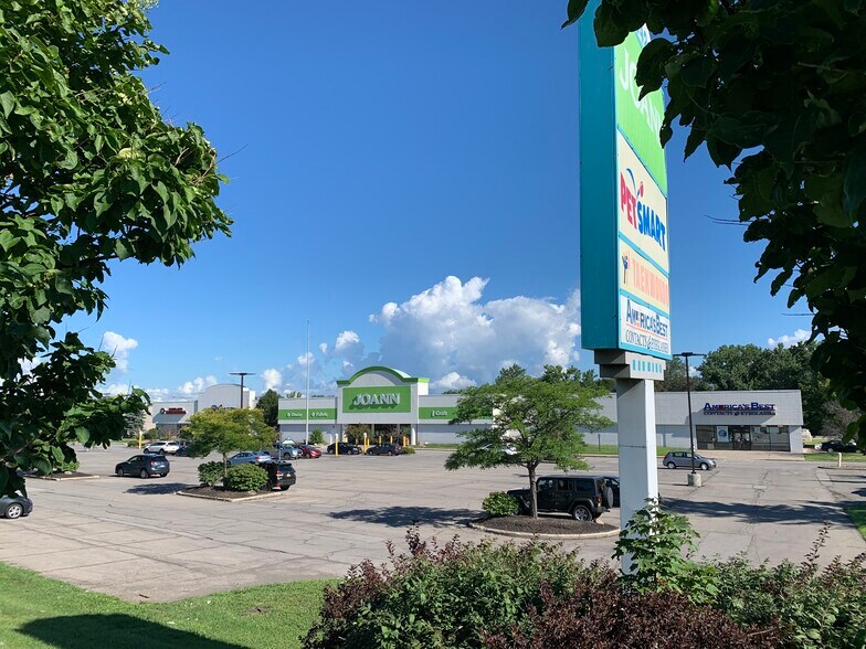 3042 Ridge Rd W, Greece, NY à louer - Photo du bâtiment - Image 3 de 11