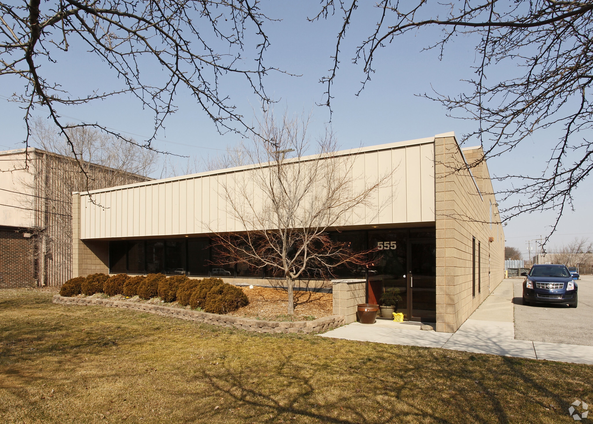 555 Elmwood Dr, Troy, MI for lease Primary Photo- Image 1 of 15