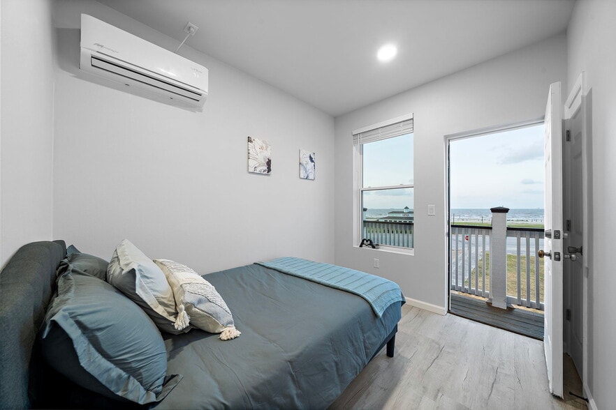 805 Avenue K, Galveston, TX for sale - Interior Photo - Image 2 of 13