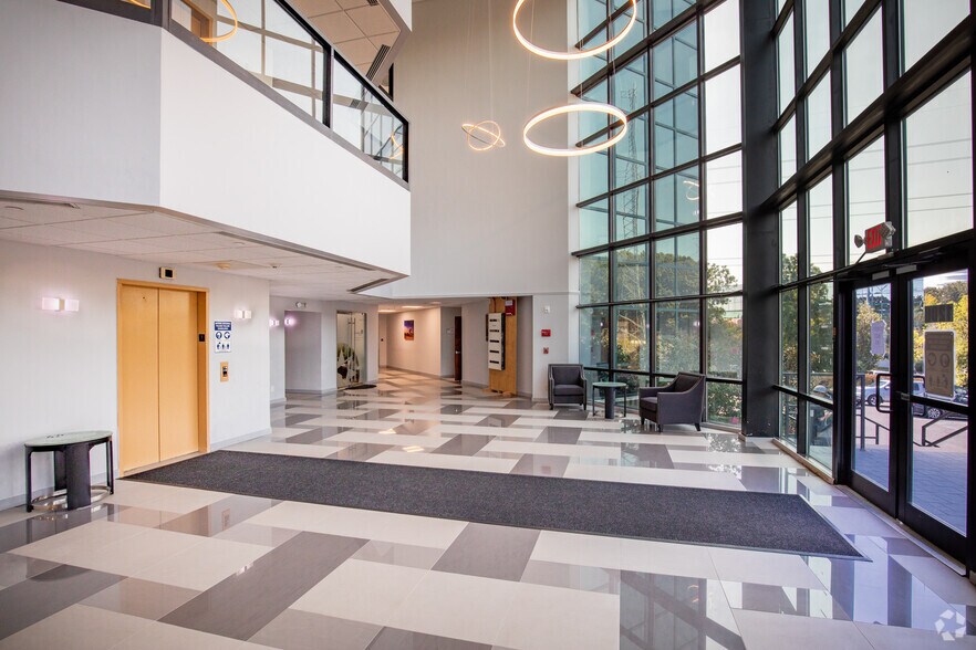 1200 Veterans Memorial Hwy, Hauppauge, NY à louer - Hall d’entrée - Image 3 de 4