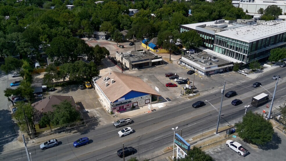 2038 S Lamar Blvd, Austin, TX à louer - Photo du bâtiment - Image 2 de 16