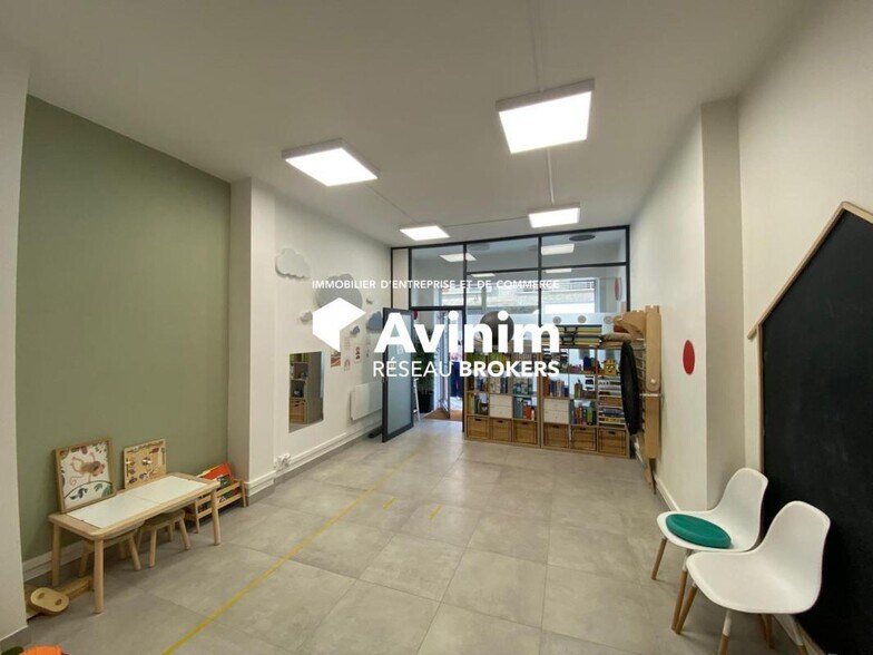 Retail in Grenoble for lease - Interior Photo - Image 2 of 7