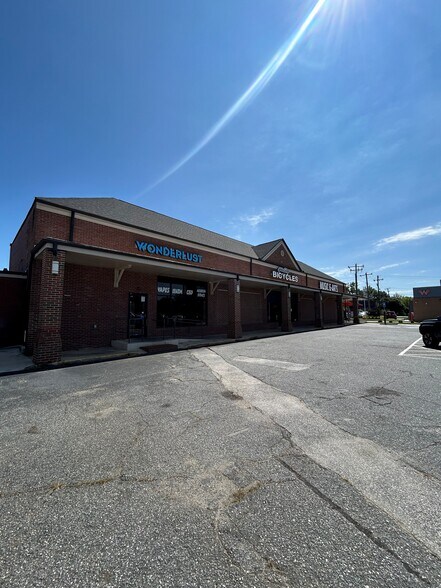 2902 N Main St, Anderson, SC à louer - Photo du bâtiment - Image 1 de 3