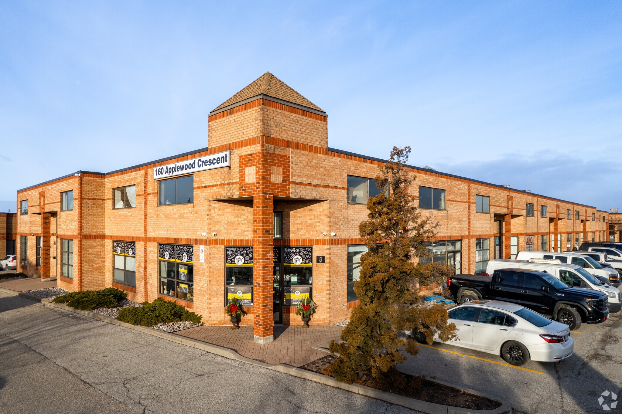 160 Applewood Cres, Vaughan, ON for lease Primary Photo- Image 1 of 4