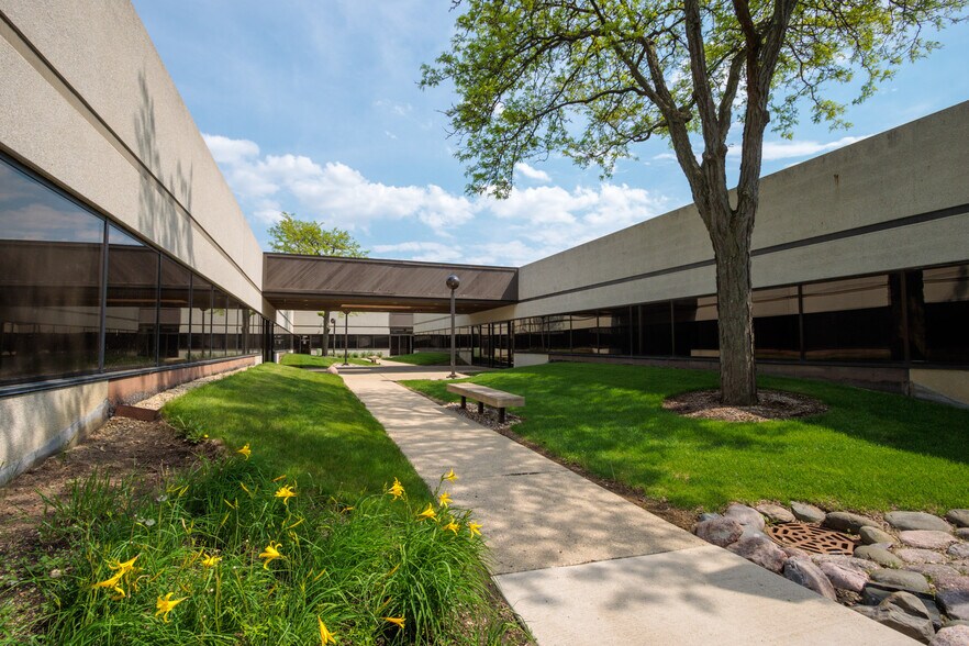 2500 W Higgins Rd, Hoffman Estates, IL à louer - Photo du bâtiment - Image 3 de 14