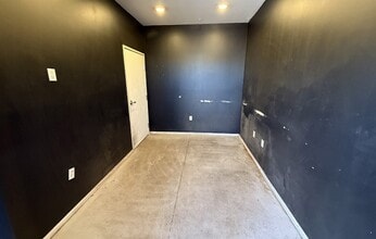 2643 N 36 Ave, Phoenix, AZ for lease Interior Photo- Image 2 of 6