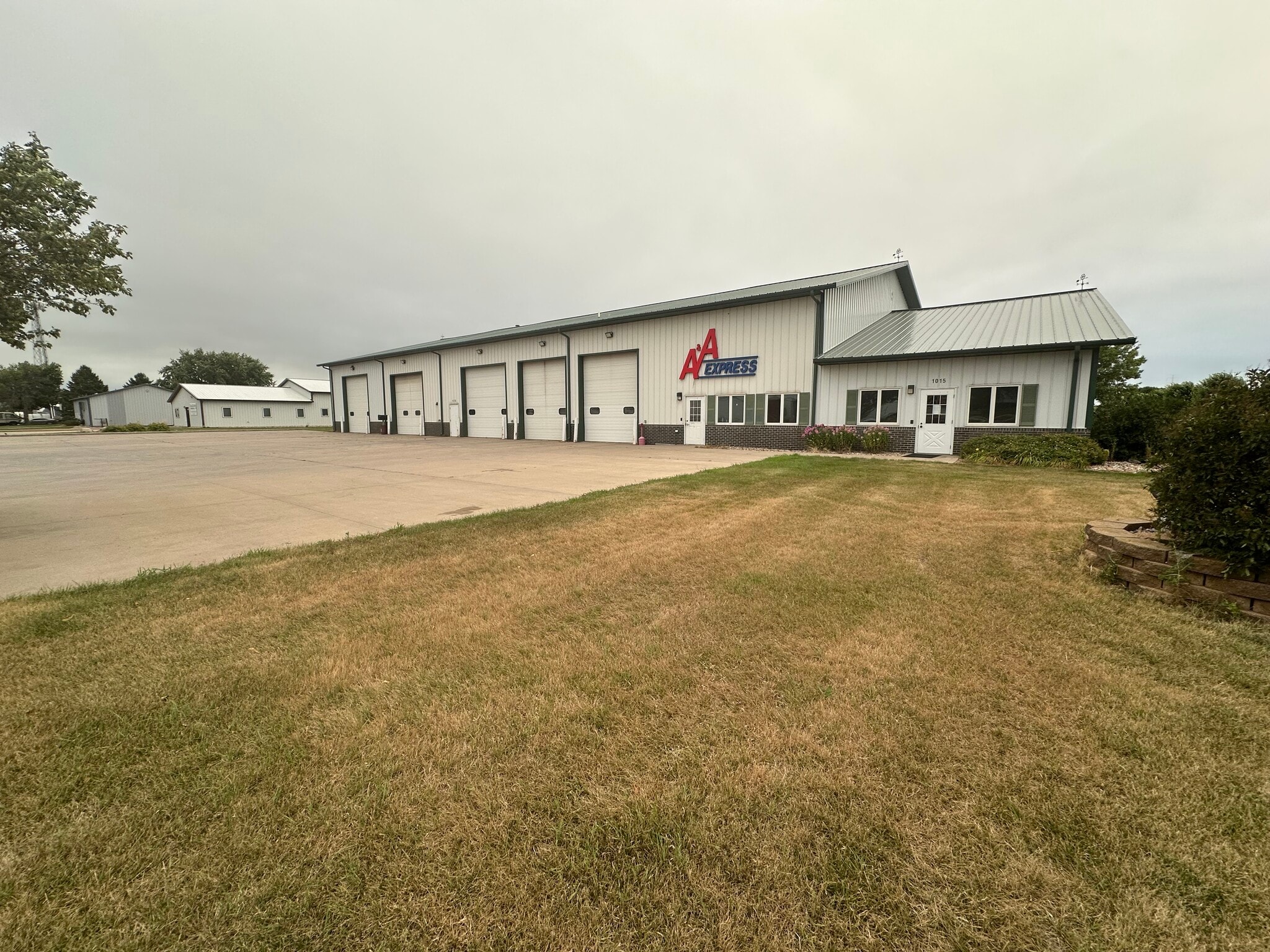 1015 N 9th Ave, Brandon, SD for lease Primary Photo- Image 1 of 28