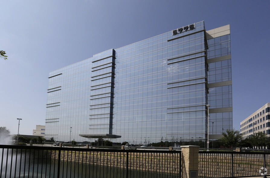 5775 N Sam Houston Pky W, Houston, TX à louer - Photo du bâtiment - Image 3 de 13