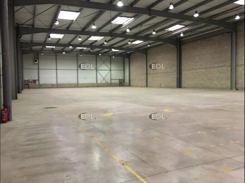 Industrial in Saint-Thibault-des-Vignes for lease - Interior Photo - Image 1 of 3