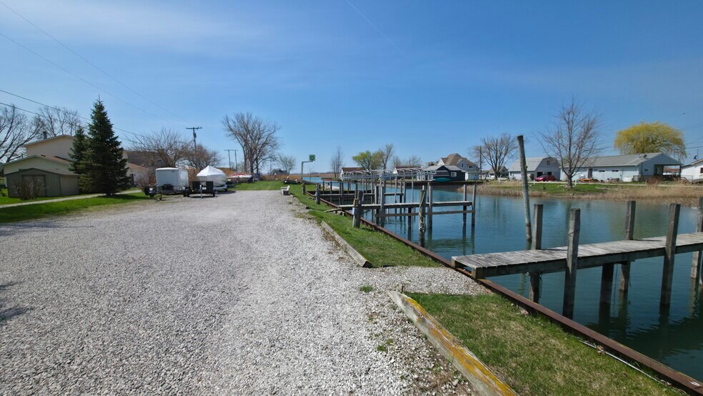 7116 McDonald St, Harsens Island, MI à vendre - Photo du bâtiment - Image 3 de 9