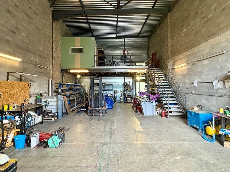 Flex in Saint-Genis-les-Ollières for lease - Building Photo - Image 2 of 4