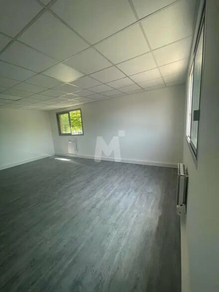 Office in Lisses for lease - Interior Photo - Image 3 of 5