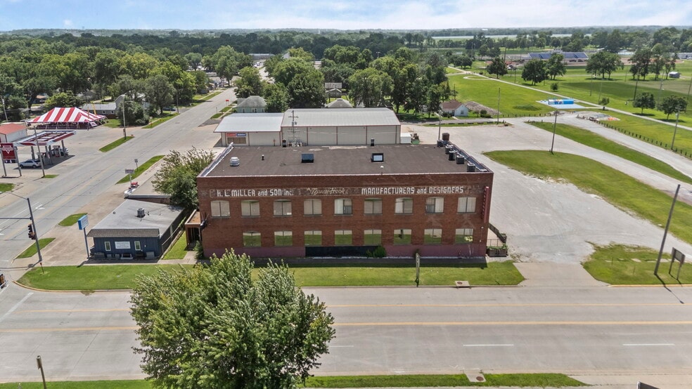 415 W Madison Ave, Iola, KS for sale - Building Photo - Image 2 of 84