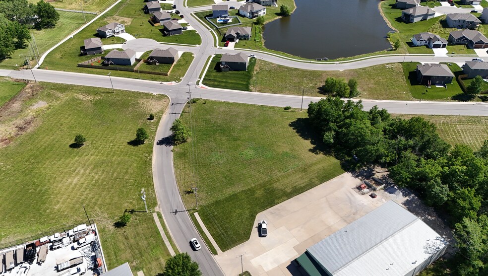 400 Powell Dr, Oak Grove, MO à vendre - Photo du bâtiment - Image 3 de 4
