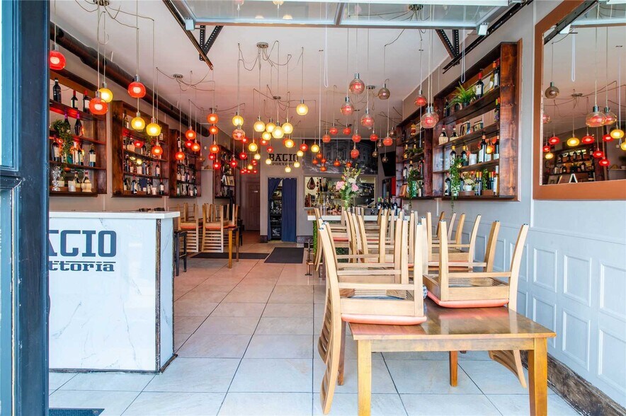 62 Dunlop St W, Barrie, ON à vendre - Photo intérieure - Image 3 de 17