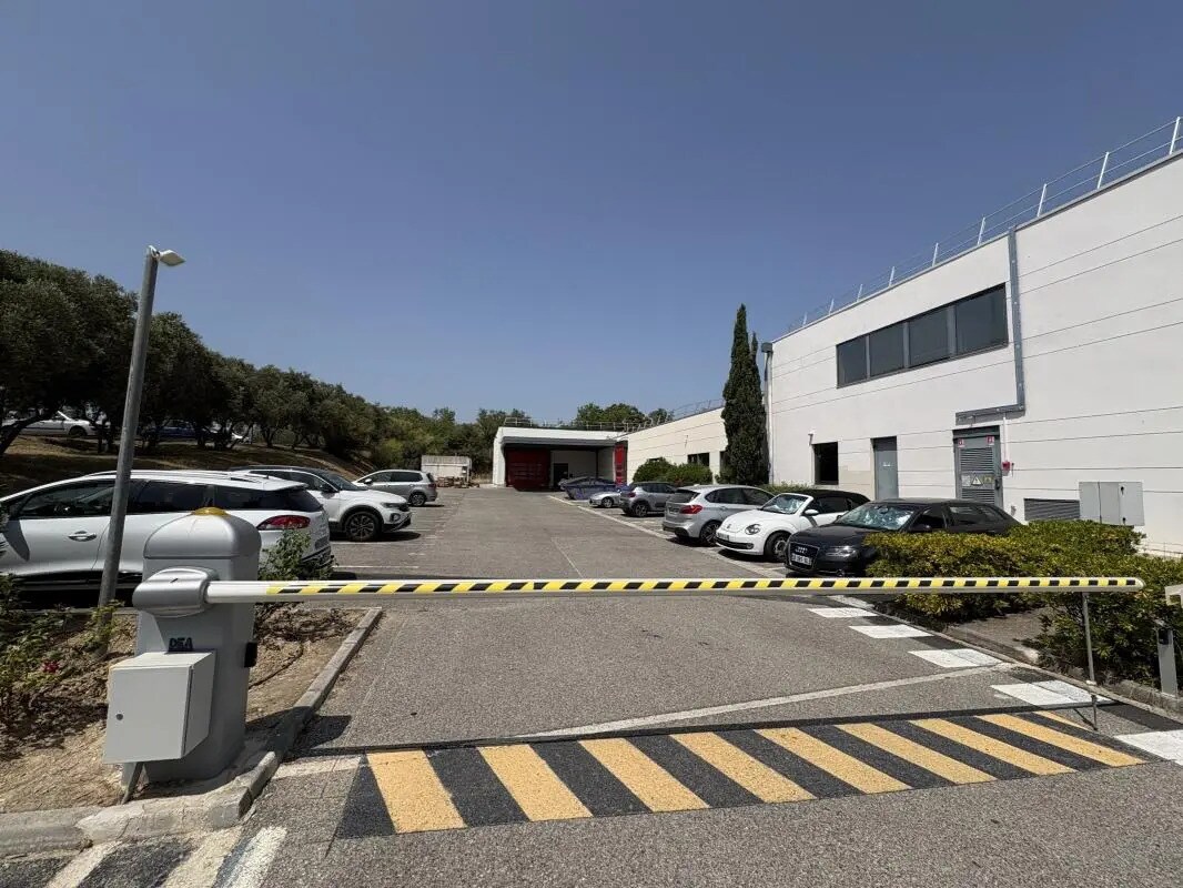 Flex in Marseille for lease Building Photo- Image 1 of 12