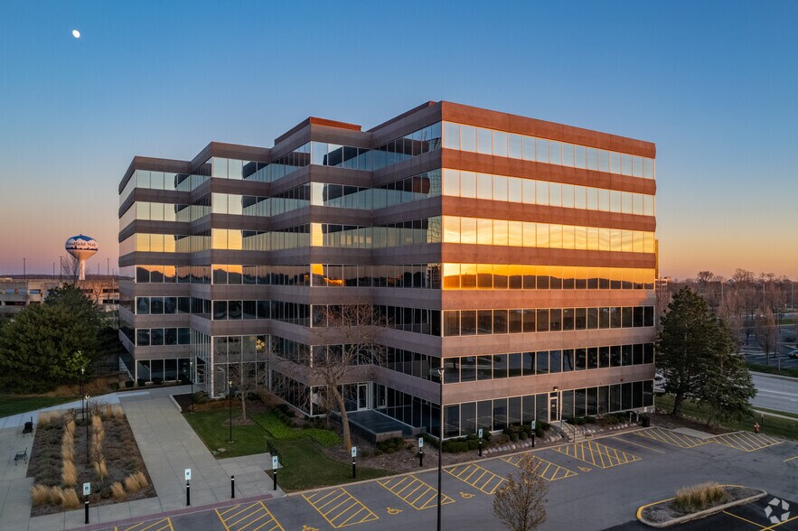 1300 E Woodfield Rd, Schaumburg, IL à louer - Photo du bâtiment - Image 1 de 15