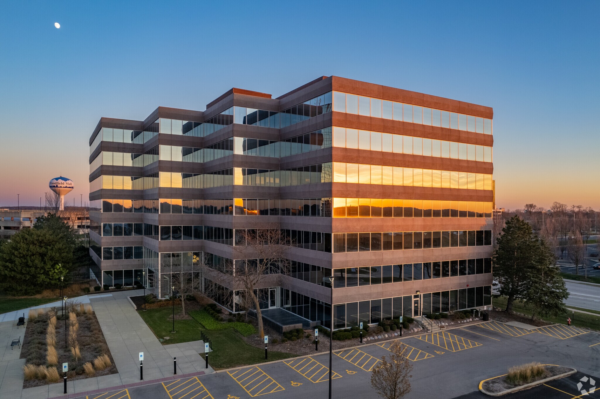 1300 E Woodfield Rd, Schaumburg, IL à louer Photo du bâtiment- Image 1 de 16