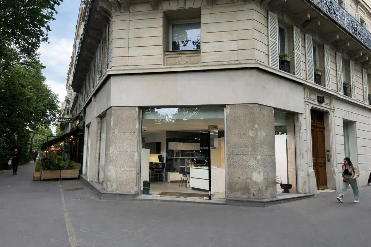Retail in Paris for lease Building Photo- Image 1 of 8