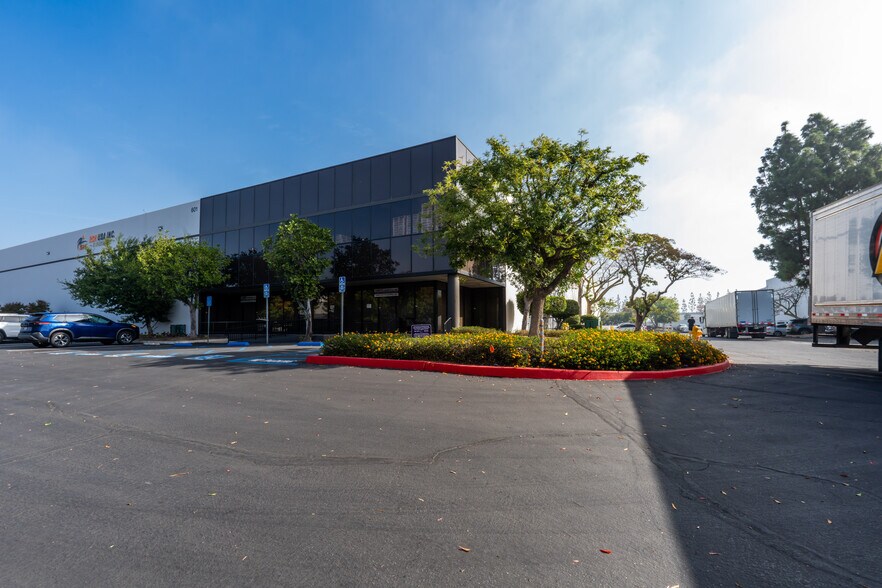 601 S Dupont Ave, Ontario, CA à louer - Photo du bâtiment - Image 3 de 5