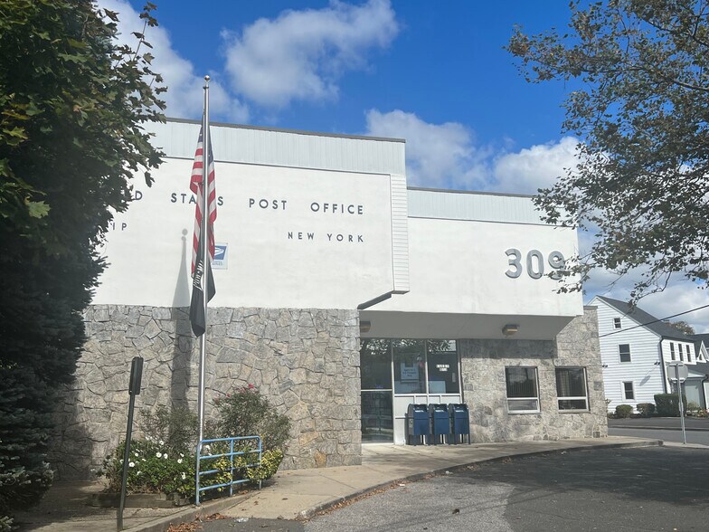 309 Main St, Islip, NY à louer - Photo du bâtiment - Image 2 de 9